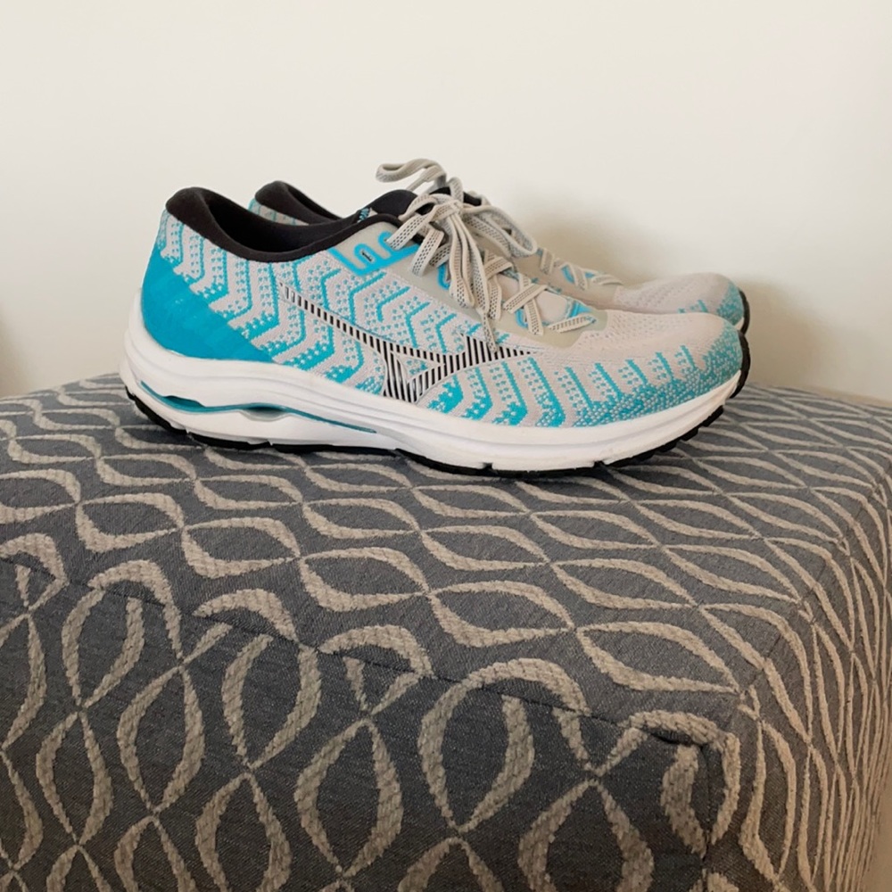 Aqua blue Mizuno